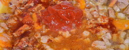 Шаг 4: перловки со свининой и грибами в томатном соусе