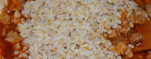 Шаг 5: перловки со свининой и грибами в томатном соусе