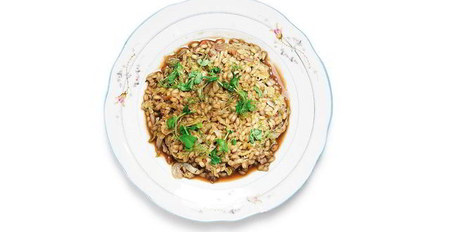 Рецепт перловки, томленой с гранатовым соусом и савойской капустой