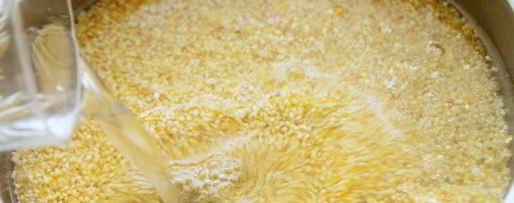 Шаг 1: кукурузна-пшенной каша с кунжутом