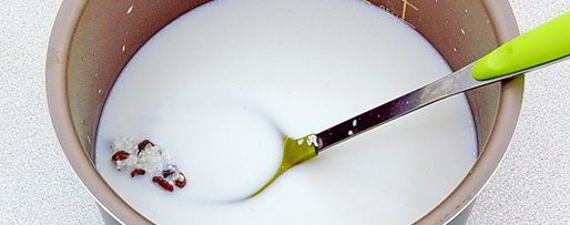 Шаг 1: рисовой каши на молоке с изюмом