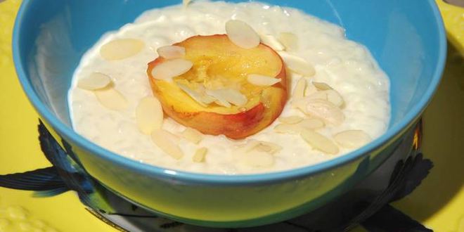 Рецепт рисовой каши с белым шоколадом и запеченными персиками