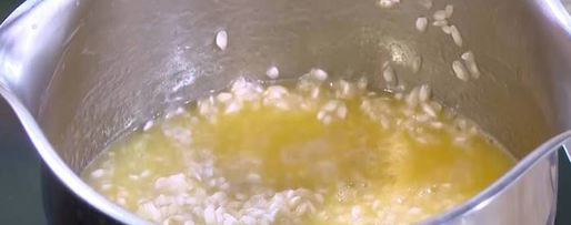 Шаг 1: рисовой каши с белым шоколадом и запеченными персиками