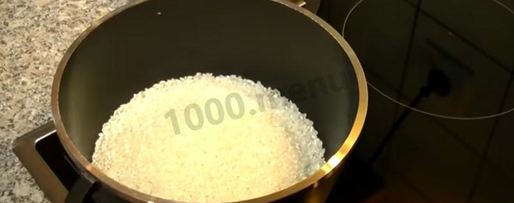 Шаг 1: рисовой каши с изюмом и молоком