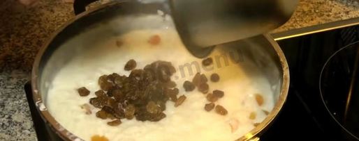 Шаг 10: рисовой каши с изюмом и молоком