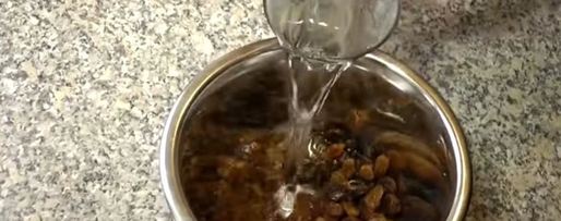 Шаг 3: рисовой каши с изюмом и молоком