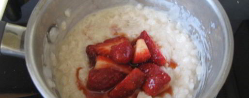 Шаг 4: рисовой каши с клубникой и кокосовым молоком
