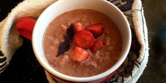 Рецепт рисовой каши с клубникой и шоколадом