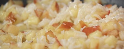 Шаг 3: рисовой каши с жареным яблоком и кремом из манго