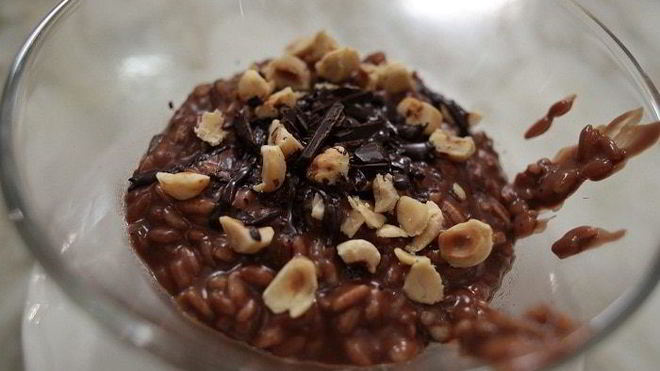 Рецепт Шоколадной рисовой каши с изюмом и орехами