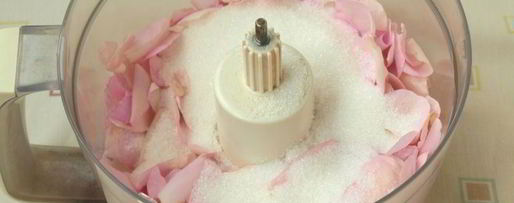 Шаг 1: чайной розы перетертой с сахаром