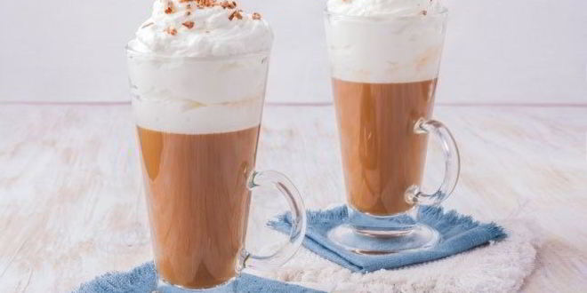 Рецепт карамельного чая с молоком и взбитыми сливками