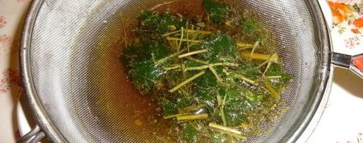 Шаг 5: холодного зеленого чая с ромашкой и мелиссой