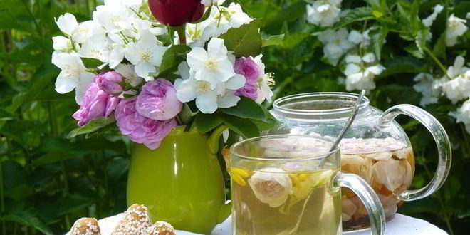 Рецепт летнего цветочного чая для подруг