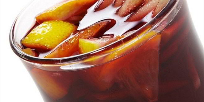 Рецепт яблочного глинтвейна с куантро, анисом, клюквой и корицей