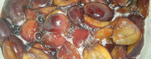 Шаг 1: карамелизированных слив в густом сиропе