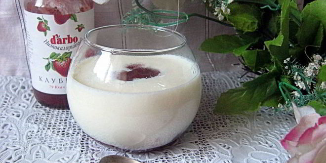 Рецепт молочного киселя с клубничным конфитюром