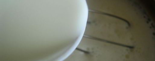 Шаг 2: молочного киселя с клубничным конфитюром