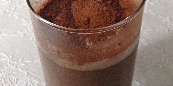 Рецепт кофе гляссе с яичным желтком и ванильным мороженым