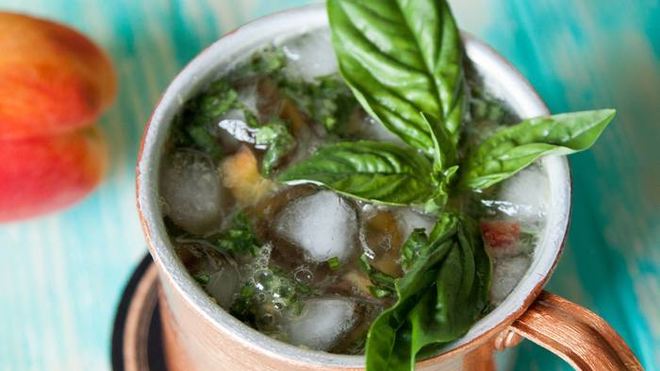 Рецепт Коктейля Московского мул с персиком и базиликом