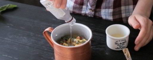 Шаг 1: коктейля московского мул с персиком и базиликом