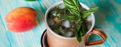 Шаг 2: коктейля московского мул с персиком и базиликом