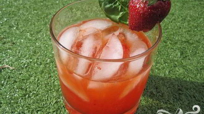 Рецепт Коктейля с клубникой и базиликом