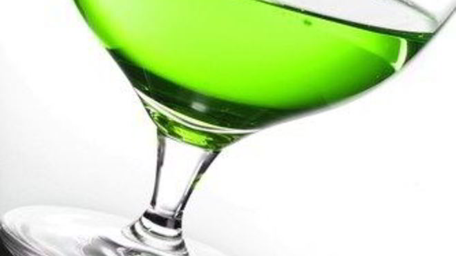 Рецепт Новогоднего крюшона с джином, шартрезом и еловой хвоей