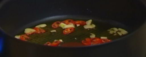 Шаг 3: спагетти с копченой форелью и джином