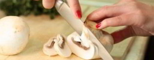 Шаг 2: линя, тушеного с вином и шампиньонами