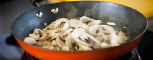 Шаг 4: линя, тушеного с вином и шампиньонами