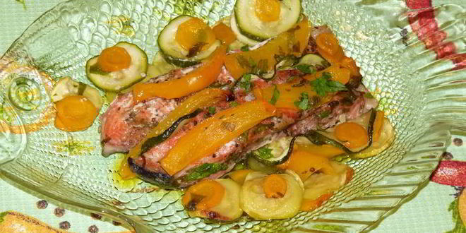 Рецепт запеченной в кармашках форель с вином и овощами
