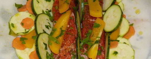 Шаг 4: запеченной в кармашках форель с вином и овощами