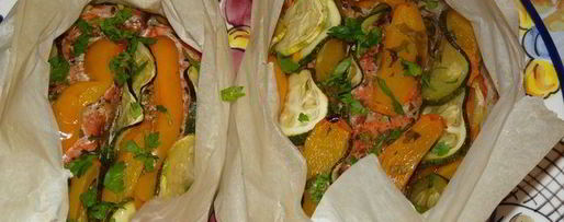 Шаг 8: запеченной в кармашках форель с вином и овощами