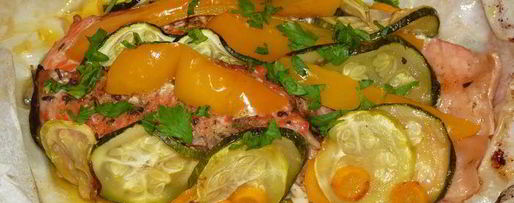 Шаг 9: запеченной в кармашках форель с вином и овощами