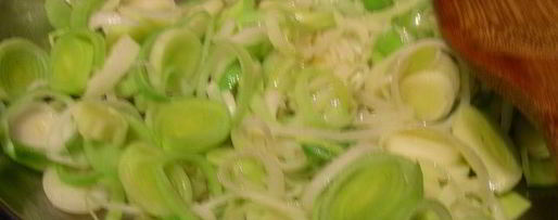 Шаг 2: рыбы с луком-пореем и сливочным соусом с водкой