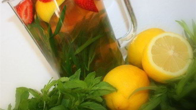 Рецепт Лимонада с мятой, тархуном и клубникой