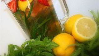Рецепт Лимонада с мятой, тархуном и клубникой