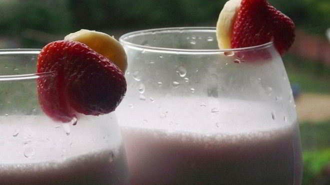 Рецепт Бананова-клубничного молочный коктейль