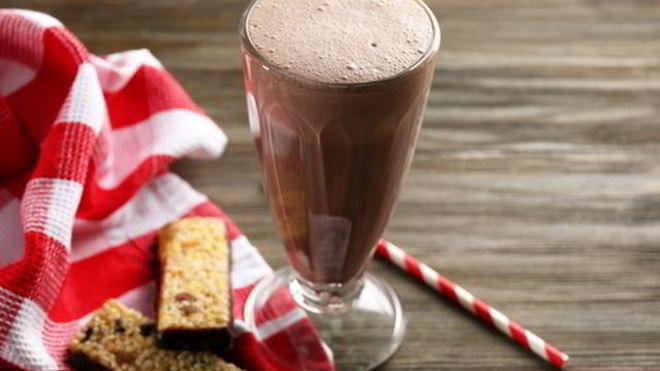 Рецепт Бодрящего шоколадного коктейля с молоком и газировкой