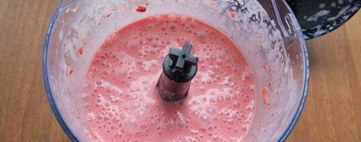 Шаг 2: молочно-клубничного коктейль в шейкере