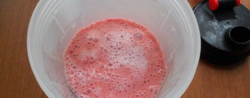 Шаг 3: молочно-клубничного коктейль в шейкере