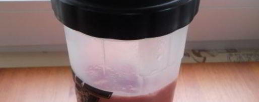 Шаг 4: молочно-клубничного коктейль в шейкере