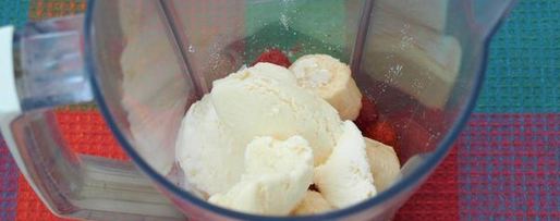 Шаг 1: молочного клубнично-банановый коктейль