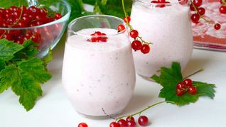 Рецепт Молочного коктейля из красной смородины с бананом