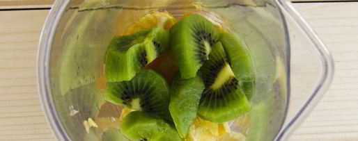 Шаг 1: молочного коктейля с апельсином, киви и клубникой