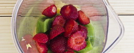 Шаг 2: молочного коктейля с апельсином, киви и клубникой