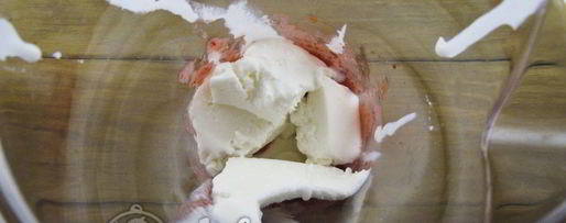 Шаг 3: молочного коктейля с клубникой, бананом и мороженым