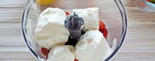 Шаг 5: молочного коктейля с мороженым и клубникой