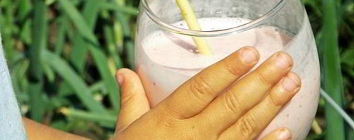 Шаг 8: молочного коктейля с мороженым и клубникой